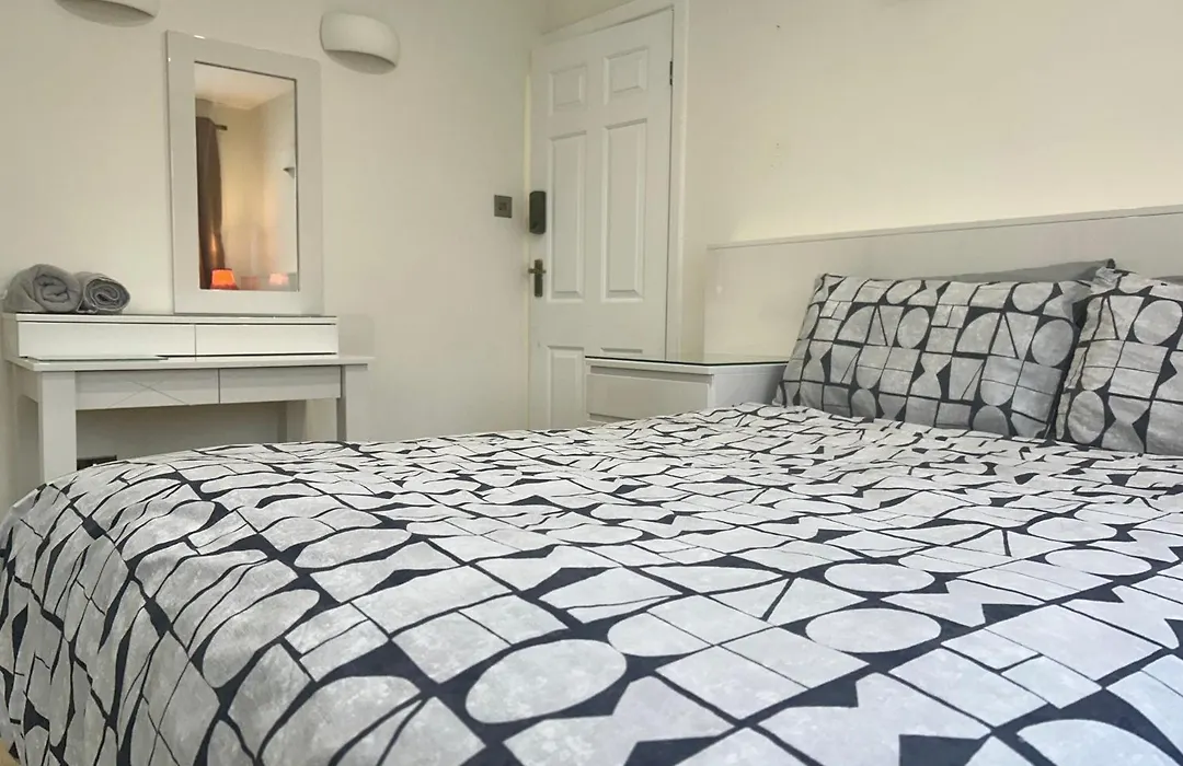 Beaconsfield House, Modern, Recently Refurbished, Self Check-In, Near Luton Airport-1